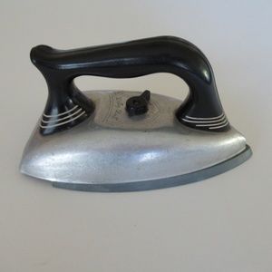 VINTAGE DOLLY DELL TOY IRON